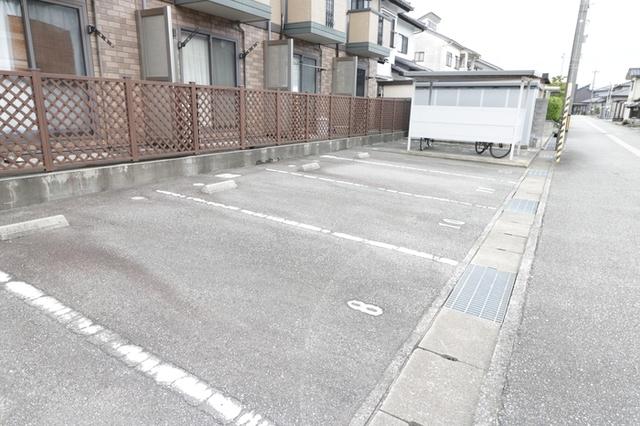 メゾン・リッシュ（105） 駐車場