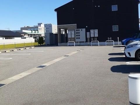 ニューリジェール（102） 駐車場