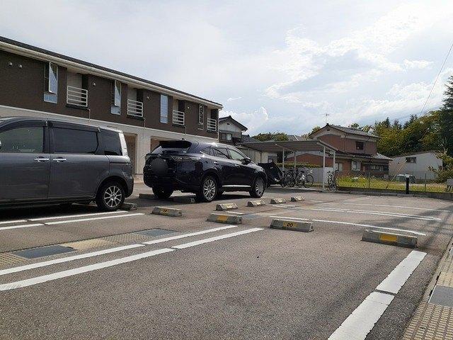 ルミエールＢ（104） 駐車場