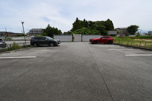 リビングタウン下新北町（201） 駐車場
