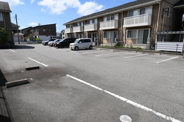 ララ（102） 駐車場