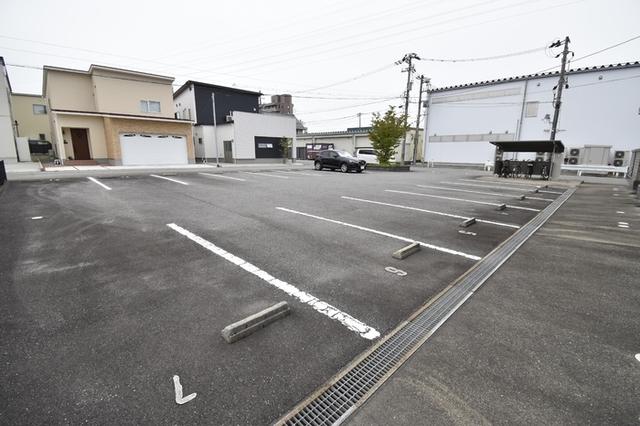 カメリア（102） 駐車場