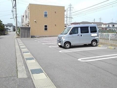 ネオファースト西新庄（102） 駐車場