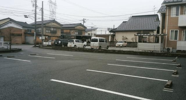 ルミエール ウィス（201） 駐車場