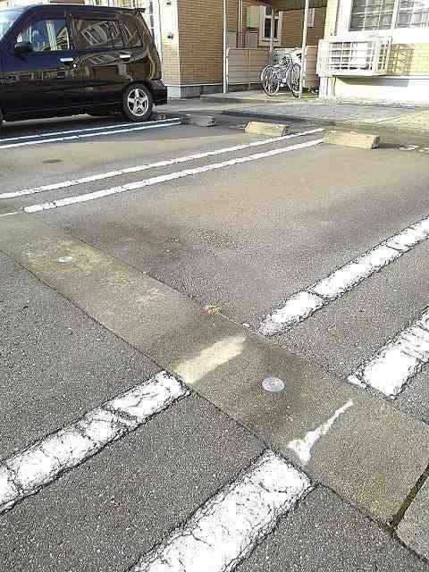 グロワールＥ（203） 駐車場