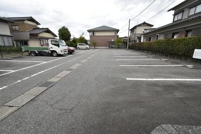レ・セリジエ（103） 駐車場