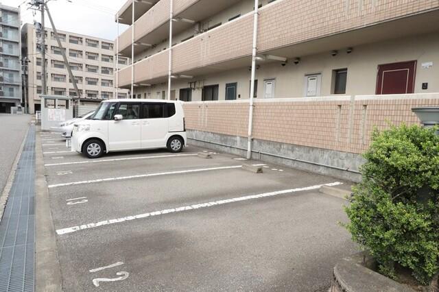 ファミーユ布瀬（205） 駐車場