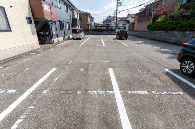 クレセントコーポ赤江（103） 駐車場