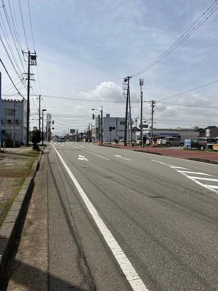 射水市本町2丁目住居付きビル 前面道路含む現地写真
