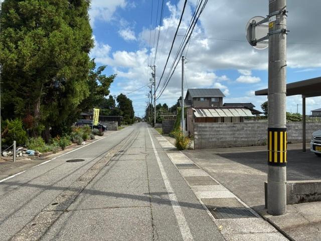 富山市栗山中古戸建 前面道路含む現地写真