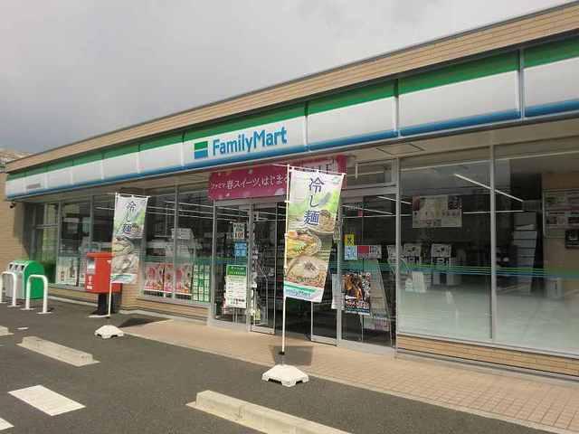 ファミリーマート：700m