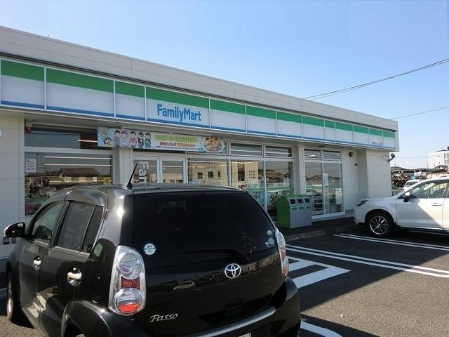 ファミリーマートにんじん通店：950m