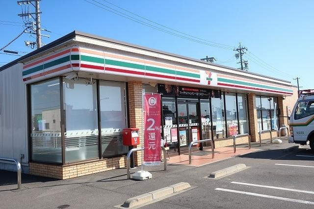 セブンイレブン：700m