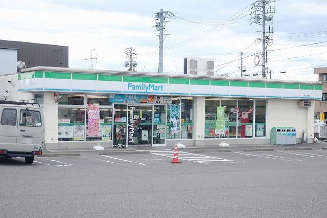 ファミリーマート：260m