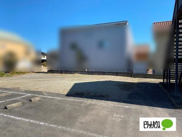 北側はマンションの駐車場になっており、開放感があります。