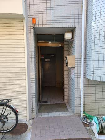 玄ビル エントランス