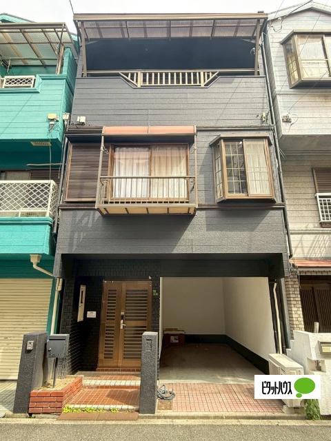 大正駅よりバス19分 築38年6ヶ月 3階建の賃貸物件