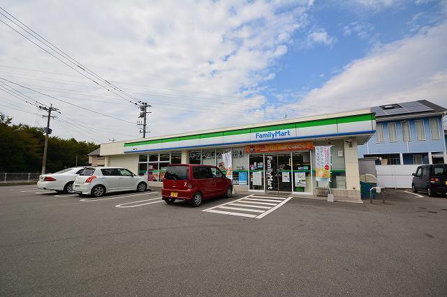 ファミリーマート：270m