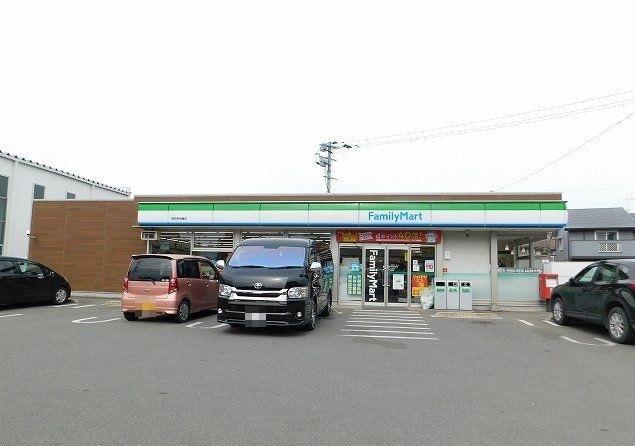 ファミリーマート：1300m