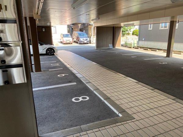 ラ　ペルル（210） 駐車場