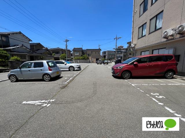 トレンディ伏見台（308） 駐車場