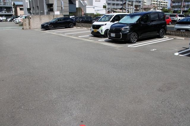 メゾン’Q’（203） 駐車場