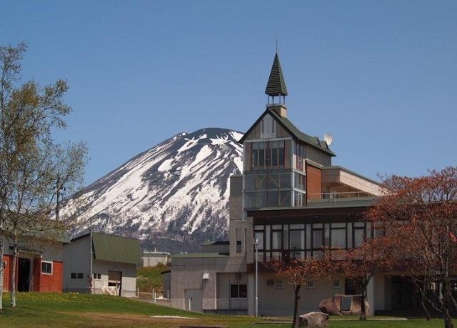 ニセコ町立ニセコ高校：589m