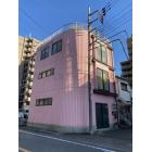 ピンク色が印象的な建物です。