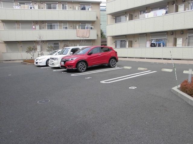 シュテルンビルト-A、-B（A103） 駐車場