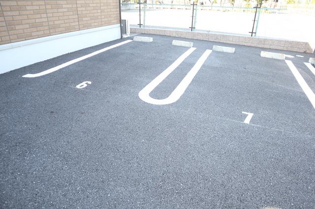 ルピナス　参番館（202） 駐車場