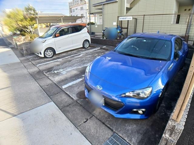 リヴェールマキ（202） 駐車場