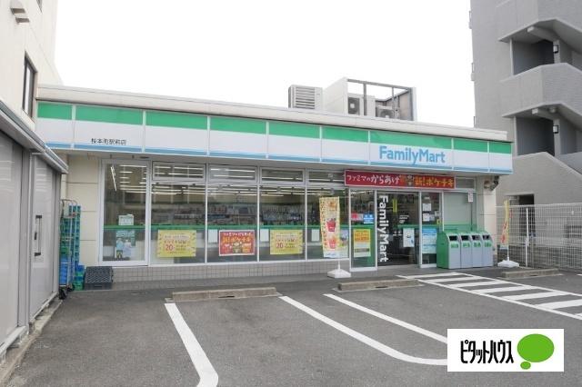 ファミリーマート桜本町駅前店：432m