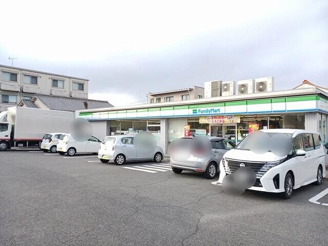 ファミリーマート：132m