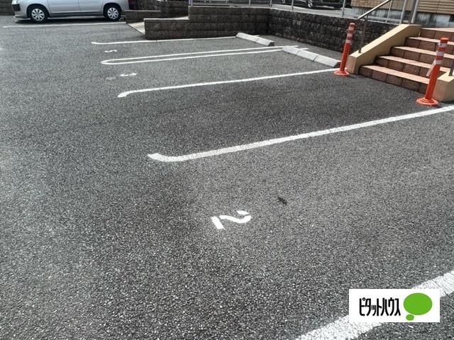 リバース（103） 駐車場