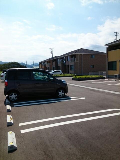 ブライトレーヴⅢ（102） 駐車場