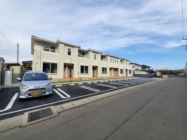 ナリッシュ（104） 駐車場