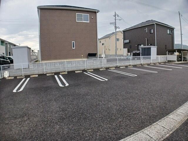 グランドソレーユⅢ（103） 駐車場