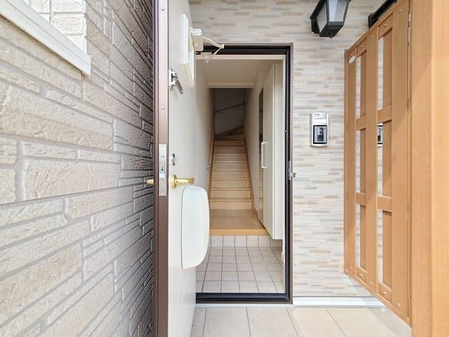 レセンテ・Ｅ　壱番館（203） 玄関