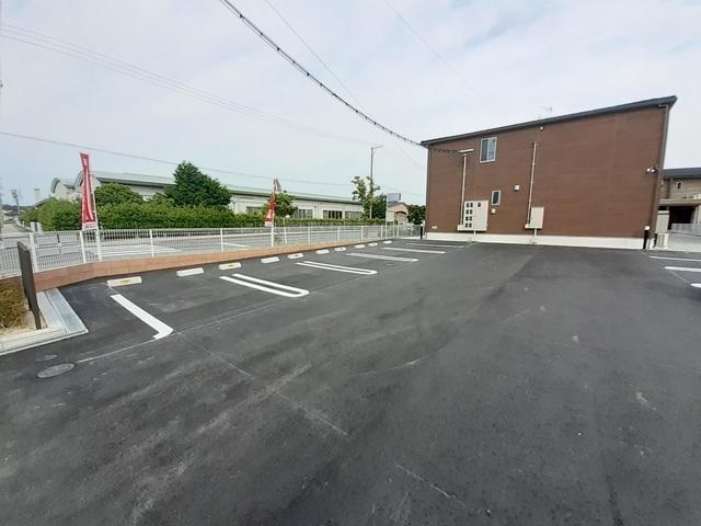 コンフォート　アライブⅤ（105） 駐車場