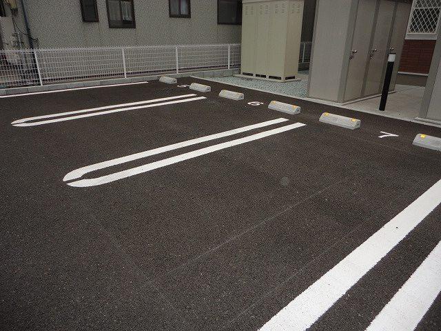 Ｍ　ｔｈｒｅｅ（102） 駐車場