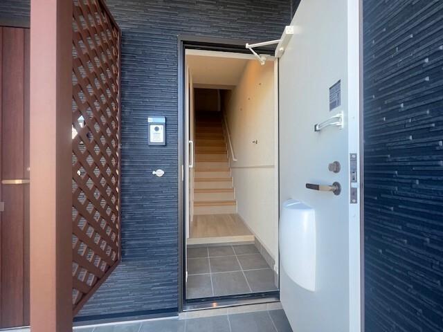 ルアナガーデンⅡ（201） 玄関