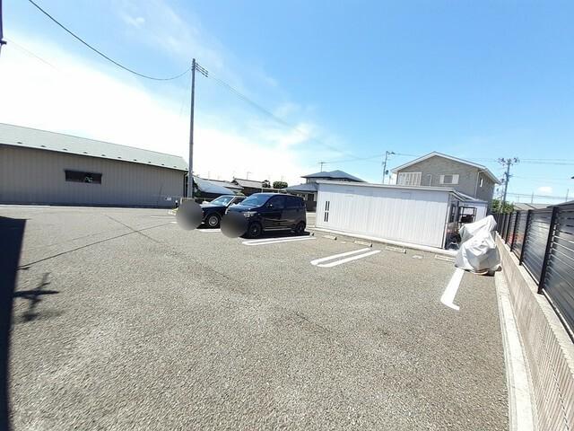 カーサ・コローナ（204） 駐車場