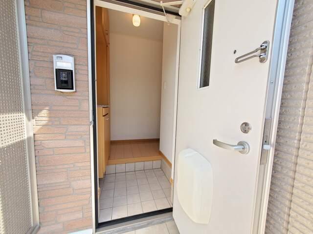 ロイヤル　クレッセント　Ⅲ（104） 玄関