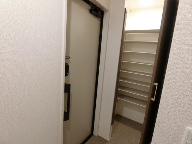Ｄ−ＲＯＯＭ七曲Ⅱ（202） 玄関