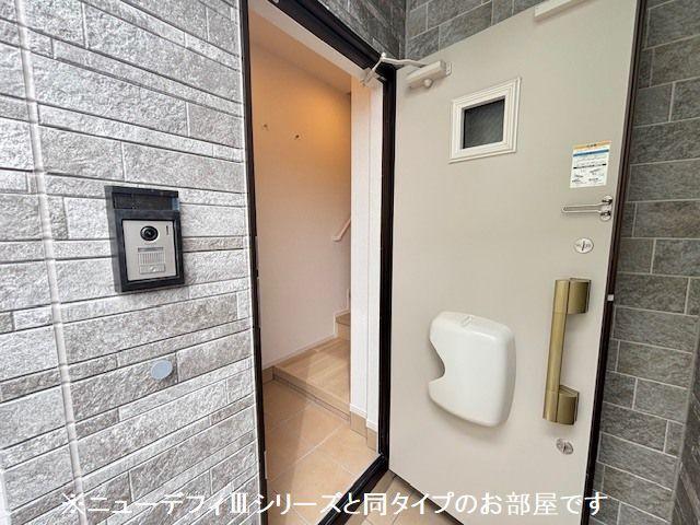 ルーチェフルサワＧＪ（305） 玄関