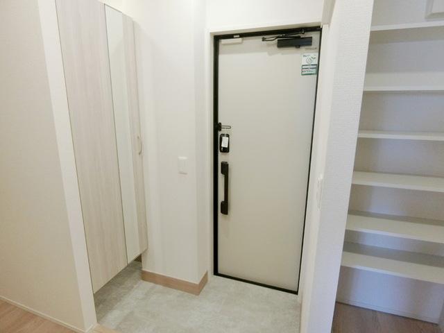 Ｄ−ＲＯＯＭ六十人町　Ａ（102） 玄関