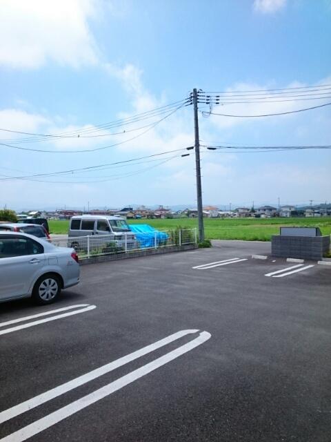 エレガンシア（102） 駐車場