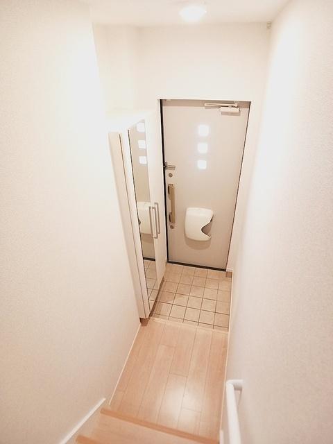 クレセントヒルズ（203） 玄関