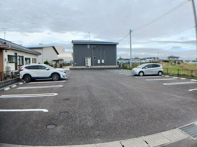 リヴァープレッソ（101） 駐車場