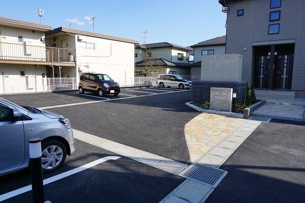 グランカーサドゥ（103） 駐車場